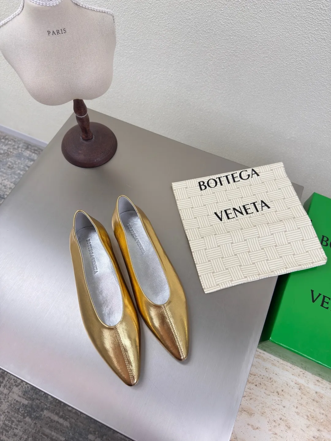 👟👟Ex-factory price 640👟👟 BV women's Sofia ballet shoes leather ballet shoes silver family elements woven series high version small round toe essential for commuting BV early autumn series are so beautiful💯 The use of elegant materials in shoes is intellectual, elegant and capable, full of high-end sense✅The design is beautiful~~ The fabric is made of original consistent lambskin and the shaping technology pursues the perfection of the internal process✅ Heel The foot pads are made of lambskin, never sloppy 🆚Original💯 Outsole technology Brand classic The new season uses Italian genuine leather outsole with clear dyeing technology and rubber square technology 💯 Comfortable and high-end flat design makes travel more comfortable and confident 35 36 37 38 39 40 41 42 (40 41 42 customized code number) Equipped with original packaging Hot glue process logo cloth bag